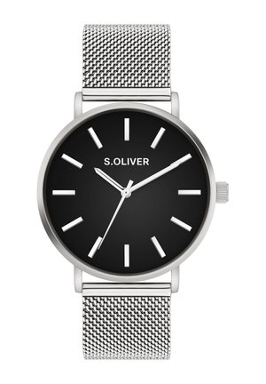 Zilverkleurig horloge met een band van gaas en een ronde zwarte wijzerplaat. Heeft witte uurmarkeringen, zilveren wijzers en een merklogo op de positie van 12 uur.