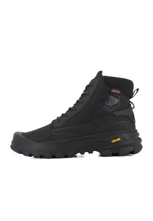 Botine negre cu încălțări înalte, cu o suprafață texturată, având un design impermeabil, sistem de șire și o talpă din cauciuc proeminentă cu branding Vibram.