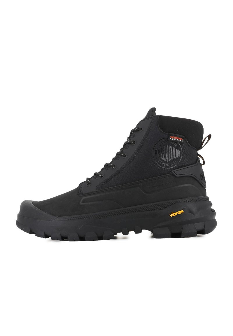 Mustad mustsaapad tekstureeritud pinnaga, veekindla disainiga, nööri süsteemiga ja silmapaistva kummitaldaga, millel on Vibram'i bränd.