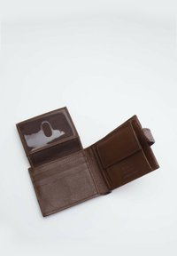 Portafoglio in pelle marrone con finitura testurizzata, dotato di uno scomparto trasparente per l'ID, slot per carte e una tasca con patta. Aperto, mostra più scomparti.
