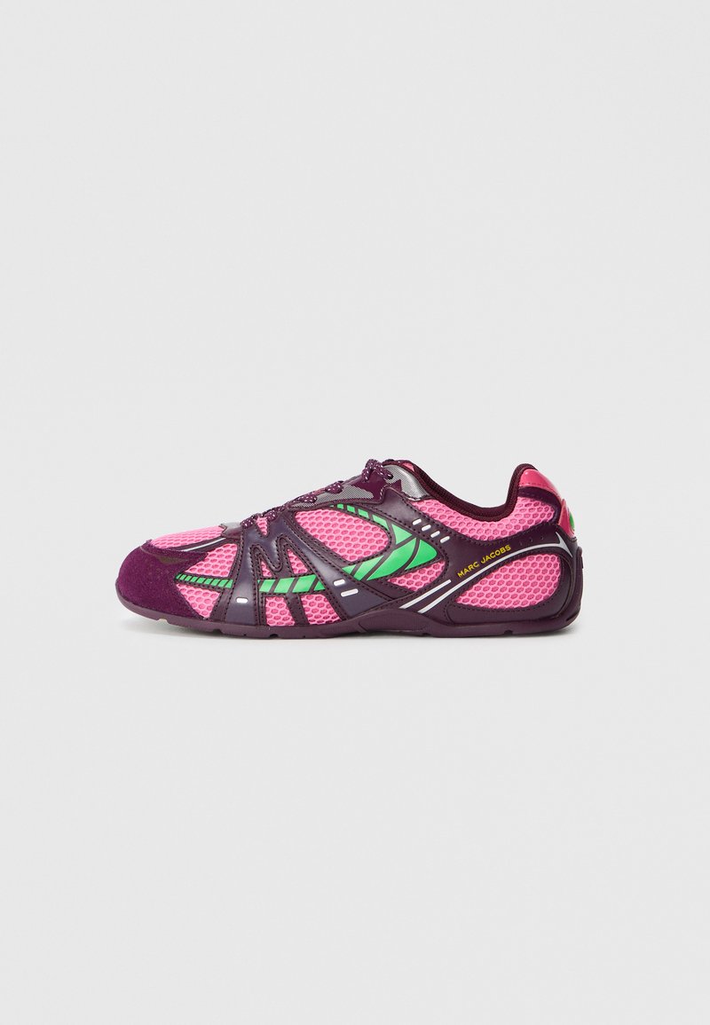 Baskets sportives avec mesh rose, superpositions violettes foncées, accents latéraux verts et texte "Marc Jacobs" sur la zone du talon.