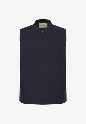 Tmavě modrá vesta bez rukávů se zipem vpředu, zipovou kapsou na hrudi a dvěma bočními kapsami, navržená pro běžné nošení.