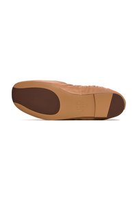 Suela de zapato de cuero color marrón claro con un acabado suave, punta redondeada y una suela de goma marrón contrastante. Diseño estriado cerca del área de los dedos.