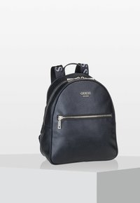 Sac à dos en cuir noir avec un design arrondi, des zips argentés et une poche avant. Il présente des bretelles de marque et une finition texturée.