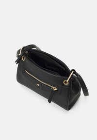 Borsa a tracolla in pelle nera con cerniera dorata sulla parte anteriore e cerniera superiore parzialmente aperta, che mostra l'imbottitura interna e una piccola tasca interna.