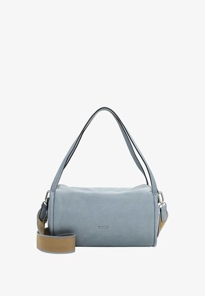 Šviesiai mėlynas odinis peties krepšys su perforuotu tekstūru, dvigubomis dirželisiais derančiomis spalvomis ir sidabriniu furnitūra. Kompaktiška stačiakampio formos.