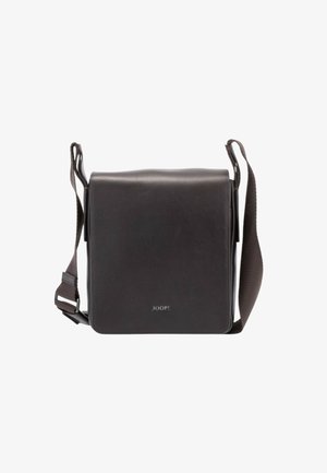 Borsa a tracolla in pelle nera con chiusura a patta, tracolla in tessuto regolabile e logo discreto sul davanti. Texture liscia e forma rettangolare.