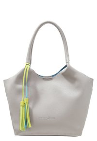 Szara torba skórzana o teksturowanej powierzchni z dwoma długimi, kolorowymi frędzlami w kolorze żółtym i niebieskim, charakteryzująca się prostym designem bez zapięcia i krótkimi uchwytami.