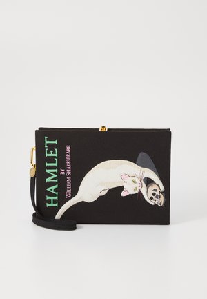 Pochette en tissu noir ornée d'un chat blanc brodé tenant un crâne, avec les mots "HAMLET" et "WILLIAM SHAKESPEARE" en texte rose et vert. Quincaillerie dorée.
