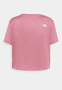 Camiseta de manga corta y cuello redondo en rosa empolvado, hecha de tejido suave. Presenta un pequeño logo blanco en la parte superior de la espalda.