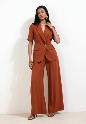 Friends Like These, REGULAR FIT - SHORT SLEEVE TAILORED BLAZER . - Short coat - rust brown