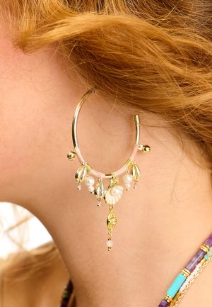 Goldener Creolenohrring mit pinken Akzenten, verziert mit Muscheln, Perlen und goldenen Tropfen. Verfügt über filigrane Details und eine strukturierte Oberfläche.