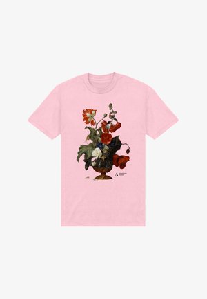Rosa T-Shirt mit einem detaillierten Druck einer dunklen, ornamentalen Vase, die rote, weiße und blaue Blumen hält, mit kleinem Text "Ashmolean Museum Oxford."