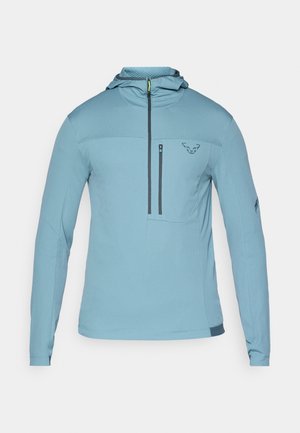 Pulover cu glugă de culoare bleu deschis, cu design cu fermoar pe jumătate, material texturat pe partea superioară, logo pe piept și mâneci lungi ajustate.