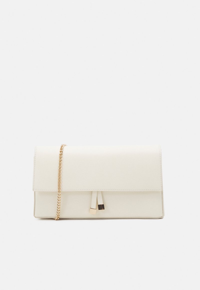 Pochette en cuir synthétique blanc avec fermeture à rabat. Dispose d'une bandoulière en chaîne dorée et d'un design minimaliste agrémenté de deux pampilles décoratives.
