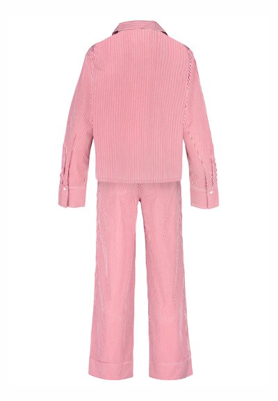 Červený a bílý pruhovaný pyžamový komplet s dlouhým rukávem a zapínáním na knoflíky a kalhotami s širokými nohavicemi. Měkká látka s manžetami na rukávech a lemu.