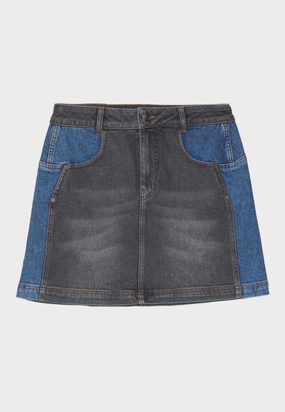 Denimskjørt med mørk grå foran og lys blå sidepaneler, med regulær linning, to frontlommer og kontrasterende sømmer.