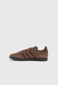 adidas Originals GAZELLE UNISEX - Baskets basses - earth strata/brown/gum
