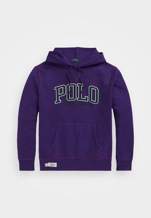 Lila Kapuzenpullover mit Fronttasche, "POLO"-Schriftzug in Weiß und Grün, Kordelzugkapuze und kleinem gesticktem Logo am linken Ärmelsaum.