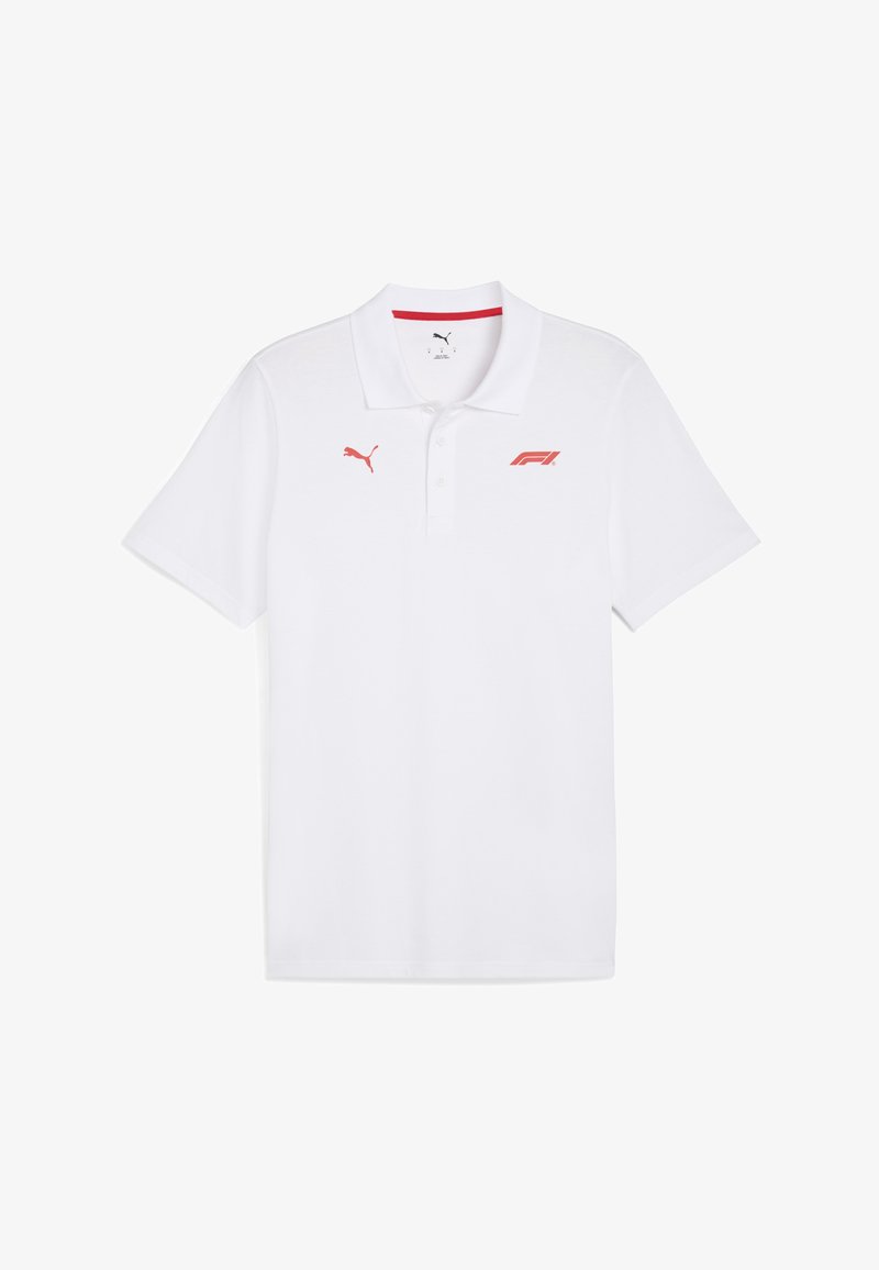 Biała koszulka polo wykonana z gładkiego materiału z tradycyjnym kołnierzykiem. Posiada czerwoną aplikację logo Puma oraz grafikę Formuły 1 na lewej piersi.