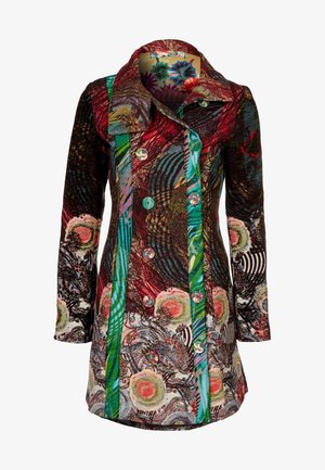 Manteau texturé multicolore avec un col prononcé, des fermetures à boutons et des motifs audacieux en rouge, vert et noir.