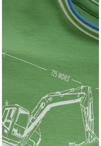 Maglietta verde con grafica bianca di un design di escavatore e testo che indica "725 pollici", con un colletto a costine con strisce blu e bianche.