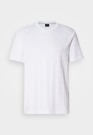 T-shirt branca de mangas curtas com um padrão geométrico texturizado, decote arredondado e impressão discreta do logotipo no centro. Tecido suave.