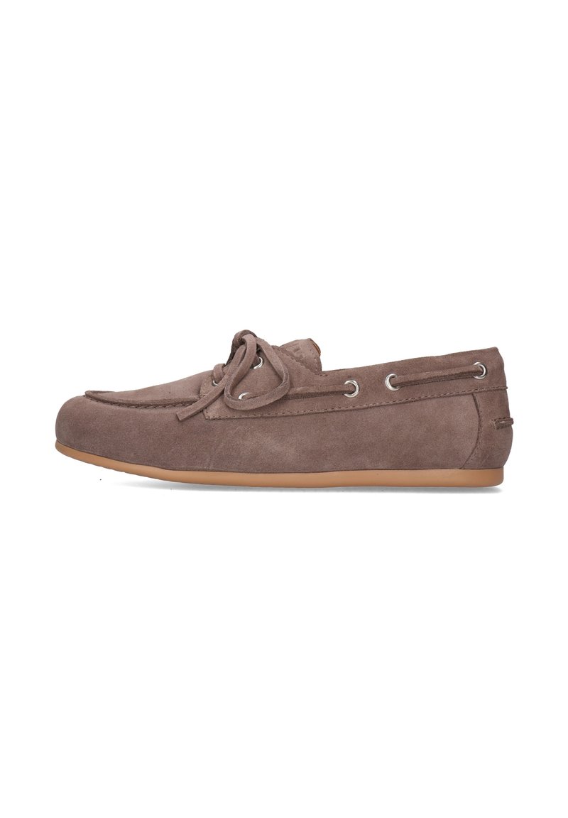 Bruin suede moccasin-stijl schoen met een ronde neus, veters, en een rubberen zool, voorzien van metalen oogjes en een gladde afwerking.