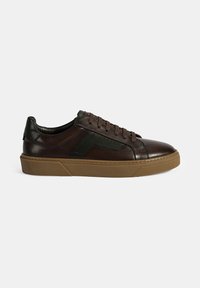 Ledersneaker in Dunkelbraun mit grünen Akzenten, runde Kappe, Schnürverschluss und Gummisohle. Dezente perforierte Details an den Seiten.