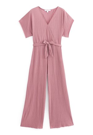 Combinaison courte rose côtelée à manches courtes, col en V, jambes larges et ceinture en tissu assorti nouée à la taille.