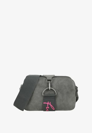 Graue rechteckige Umhängetasche mit breitem, verstellbarem Riemen und Metallring, der eine schwarze Lasche mit pinkem Schriftzug hält.