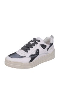 Hvide og sorte læder sneakers med grå snørebånd, der har udskårne design, en glat overflade og en tyk, struktureret gummisål.