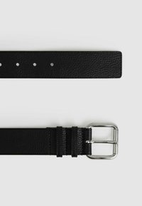 Cinturón de cuero negro con superficie texturizada, hebilla cuadrada de plata y múltiples agujeros para ajuste. Se aprecian costuras decorativas.
