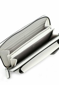 Biały skórzany portfel z czarnymi akcentami, zamknięcie na zamek, liczne kieszonki na karty oraz centralna przegroda na monety. Teksturowana powierzchnia.