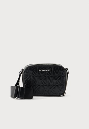 Bolso bandolera negro de Michael Kors con patrón en relieve de MK, placa con logo plateada, cierre de cremallera y correa ancha de tela ajustable.