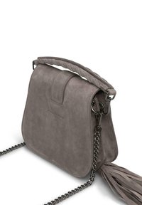 Borsa in suede grigia con manico intrecciato e tracolla a catena. Presenta una chiusura a patta e una frangia decorativa. Texture liscia, forma compatta.