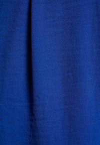 Tissu bleu uni, texture lisse, poids moyen, avec des variations subtiles de teinte. Convient pour des vêtements ou des applications de tapisserie.