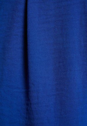 Effen blauwe stof, gladde textuur, gemiddeld gewicht, met subtiele variaties in tint. Geschikt voor kleding of stofferingstoepassingen.