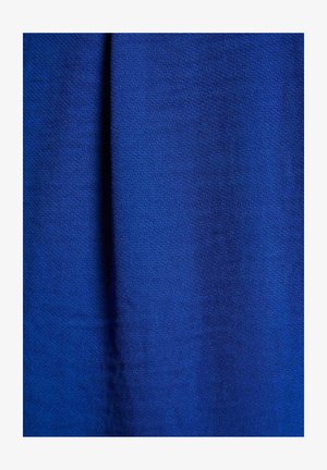 Effen blauwe stof, gladde textuur, gemiddeld gewicht, met subtiele variaties in tint. Geschikt voor kleding of stofferingstoepassingen.