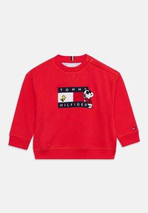 Sweat-shirt rouge à manches longues pour tout-petit avec le logo Tommy Hilfiger, avec les personnages Snoopy et Woodstock à l'avant.