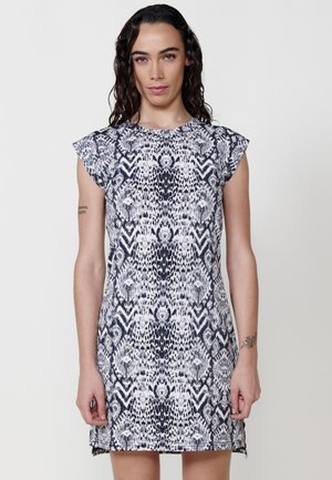 Short-sleeve dress in black and white snake print, featuring a round neckline and a relaxed fit with slightly raised shoulders and a straight hem.
