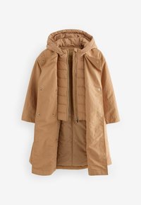 Long manteau à capuche couleur fauve avec une couche intérieure matelassée zippée, devant ouvert et boutons-pression sur la couche extérieure.