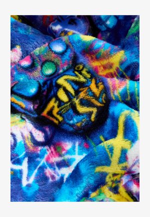 Fleece antklodė su ryškiomis mėlynomis, geltonomis, žaliomis ir rožinėmis abstrakčiomis raštų; turi minkštą, švelnų paviršių su spalvingu dizainu.