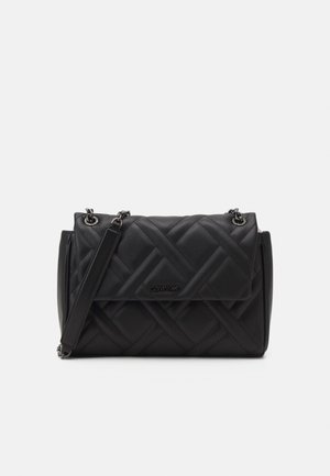 Sac à main en cuir noir matelassé avec un motif tissé distinctif, doté d'une fermeture rabat, d'une anse chaînée et d'un logo embossé à l'avant.