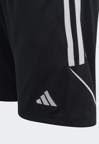 Schwarze Sportshorts aus leichtem Material, mit weißen Seitenstreifen, einem strukturierten Einsatz und einem gestickten Logo nahe dem Saum.