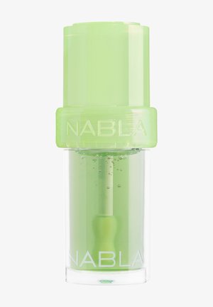 Doorzichtige cilindrische glazen fles met een lichtgroene dop en vloeistof erin, met de merknaam NABLA op de dop en fles.