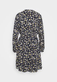 Vestido de color marino con un patrón floral y acentos en blanco y amarillo, de mangas largas, cintura elástica y con un largo hasta la rodilla.