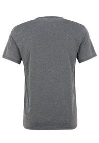 Grå kortærmet t-shirt lavet af blødt bomuldsblandingsstof. Har en klassisk rund hals og en afslappet pasform. Ingen synlige logoer eller mønstre.