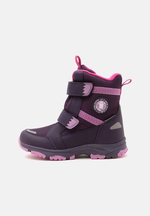 Botte d’hiver violette et rose avec deux bandes Velcro, un écusson ours polaire et une semelle robuste conçue pour le temps froid.