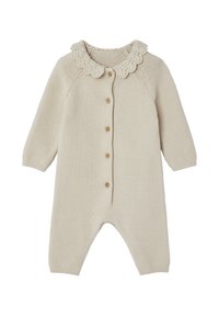 Beige gestrickter Overall mit gewelltem Kragen, ausgestattet mit einer vorderen Knopfleiste und gerippten Bündchen, aus weichem Material für hohen Tragekomfort.